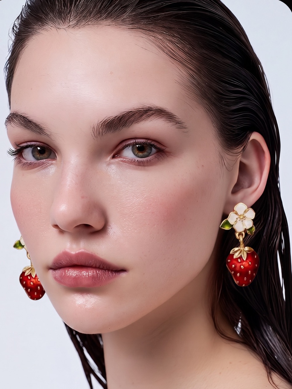 ❌Sale❌♠️ KATE SPADE NEW YORK Gold Pendant Earrings With White Flower/Strawberry.